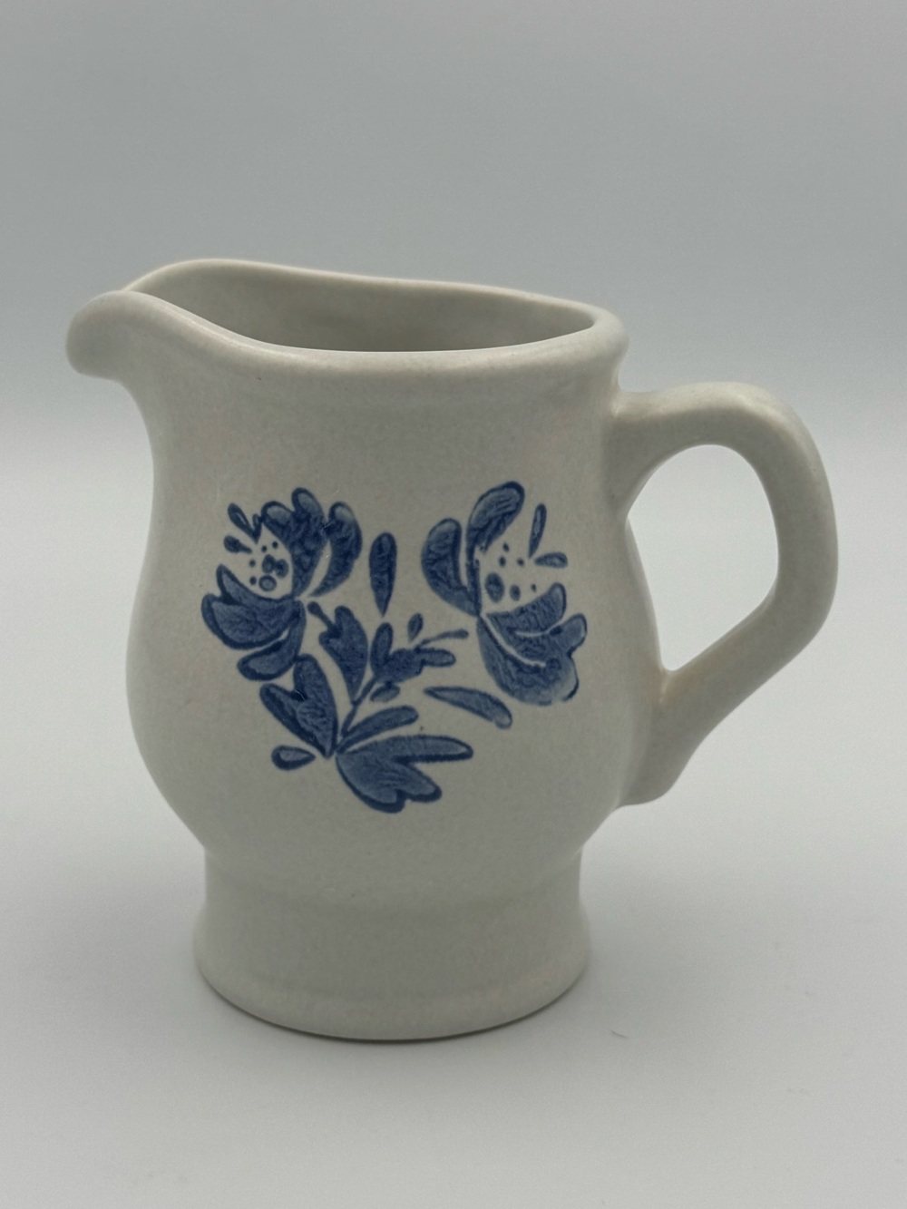 Pfaltzgraff Yorktowne Stoneware Creamer Pitcher Blue‎ Floral USA 4.25"